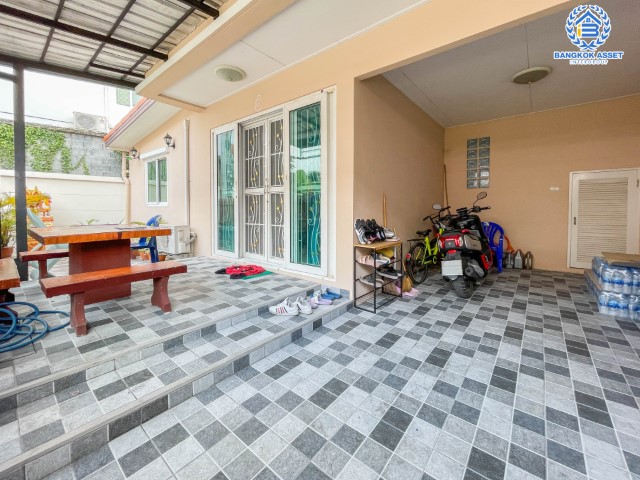 *****ทาวน์เฮ้าส์มือสองย่านนนทบุรี ม.เจ้าพระยาทาวน์ บางกรวย-ไทรน้อย หลังมุม เนื้อที่กว้าง 35 ตร.ว. ฟังก์ชัน 4 ห้องนอน 2 ห้องน้ำ ที่จอดรถ 1 คัน หน้าบ้านโล่ง แต่มีความเป็นส่วนตัว ใกล้โครงการรถไฟฟ้าสายสีม่วง "บางพลู" และจุดขึ้นทางด่วน "กาญจนาภิเษก"